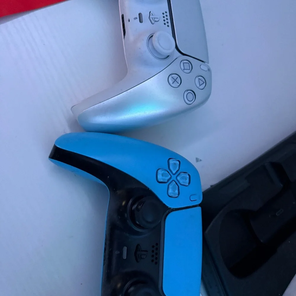 PS5 DIGITAL VERSION (with controllers and cooling dock)